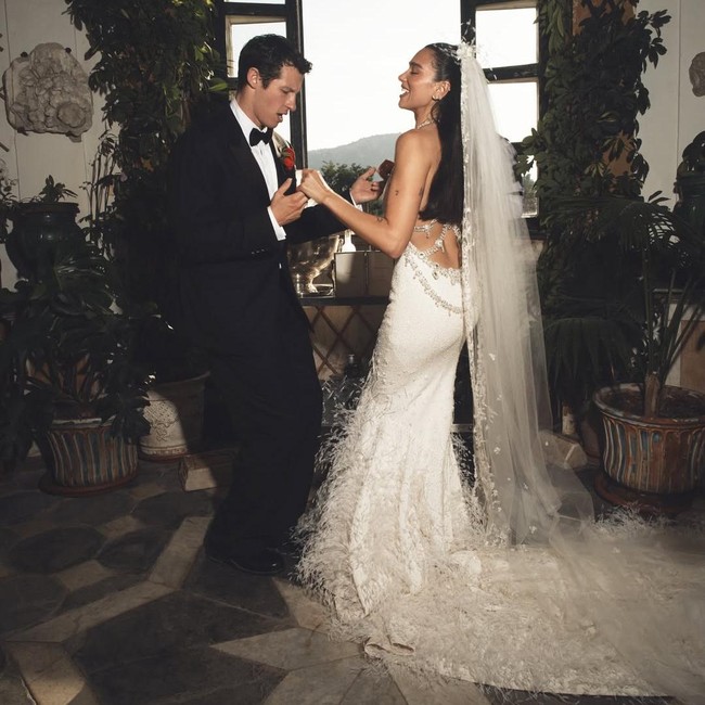 Potret Dramatis Dua Lipa Berbalut Gaun Pengantin Chanel saat Menikah di Italia