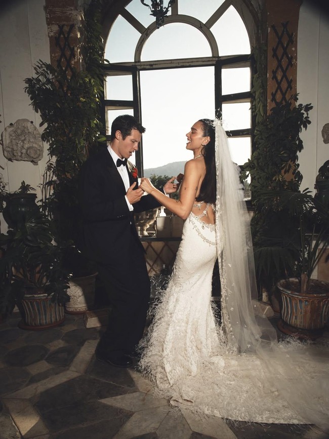 Potret Dramatis Dua Lipa Berbalut Gaun Pengantin Chanel saat Menikah di Italia