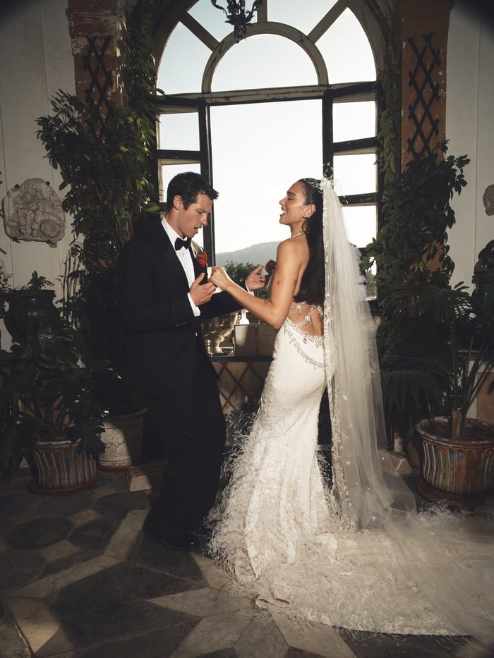 Pernikahan Dua Lipa dan Callum Turner di Sisilia, Italia.