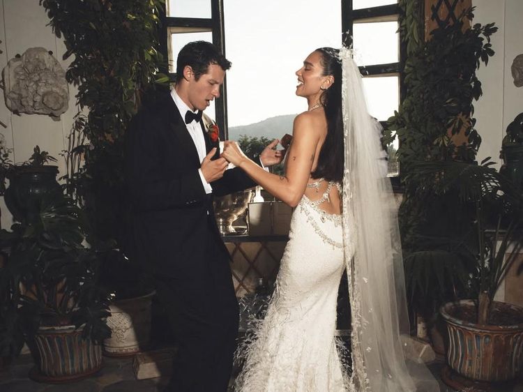 Potret Dramatis Dua Lipa Berbalut Gaun Pengantin Chanel saat Menikah di Italia