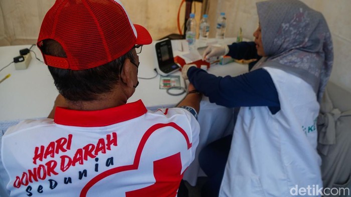 Ratusan peserta dari berbagai kalangan mengikuti puncak peringatan Hari Donor Darah Sedunia 2026 yang digelar di kawasan Monumen Nasional (Monas), Jakarta, Minggu (21/6/2026).