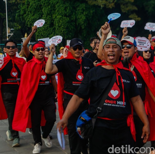 Peserta Ikuti Puncak Hari Donor Darah Sedunia di Monas