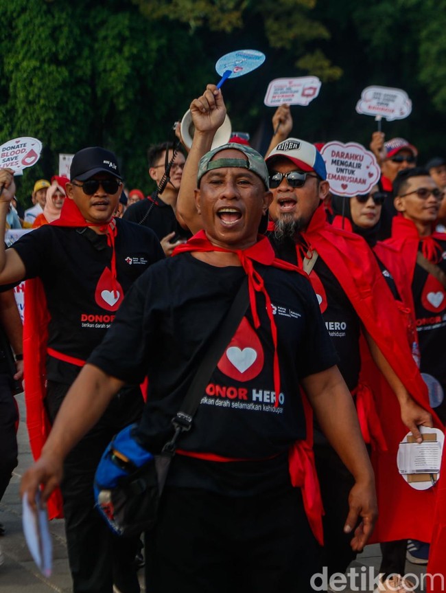 Peserta Ikuti Puncak Hari Donor Darah Sedunia di Monas