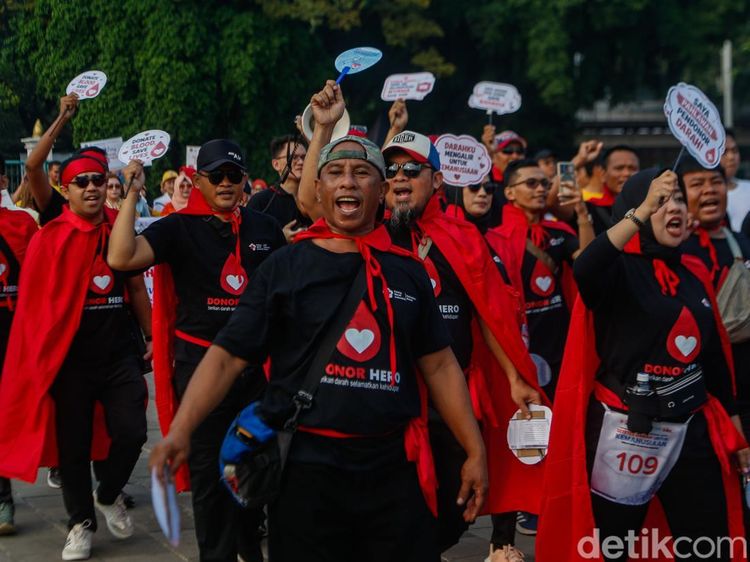 Peserta Ikuti Puncak Hari Donor Darah Sedunia di Monas