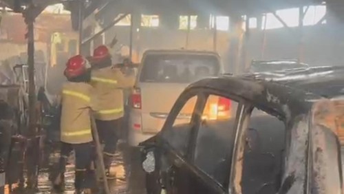 Petugas damkar saat melakukan penanganan kebakaran gudang kayu di Jalan Padang Galak, Denpasar, Bali, Minggu (21/6/2026). (Foto: Dok. Damkarmat Denpasar)