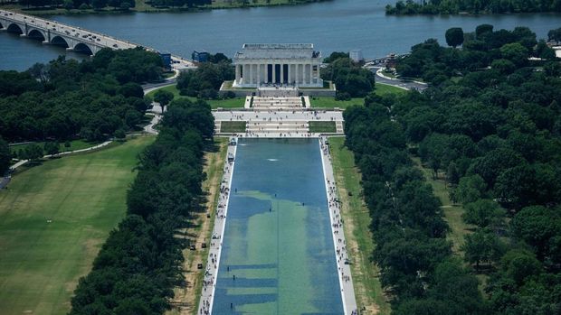 Petugas kebersihan menguras sebagian besar air di Kolam Refleksi Monumen Lincoln di Amerika Serikat setelah diduga menjadi objek tindakan vandalisme pada Minggu (21/6/2026). Petugas kebersihan menguras sebagian besar air di Kolam Refleksi Monumen Lincoln di Amerika Serikat setelah diduga menjadi objek tindakan vandalisme pada Minggu (21/6/2026). (REUTERS/Aaron Schwartz)