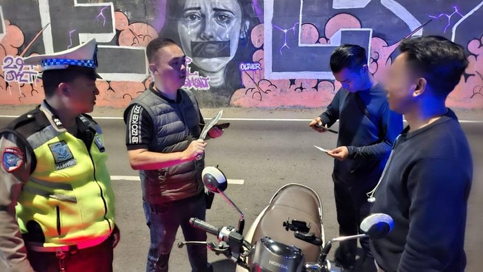 Polsek Metro Palmerah menggelar patroli dini hari dalam upaya menjaga keamanan dan ketertiban masyarakat. Satu pria kedapatan membawa senjata tajam (sajam) jenis badik diamankan, Minggu (21/6/2026).