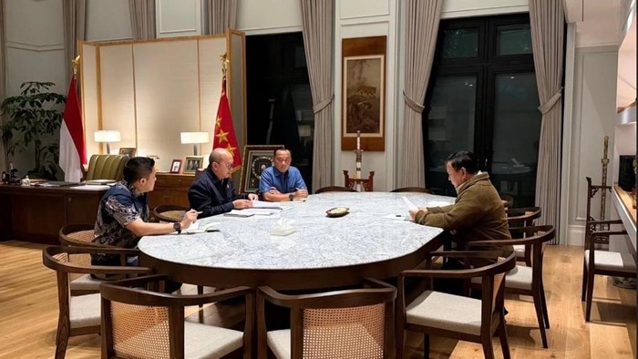 Presiden Prabowo Subianto memanggil Menteri Investasi dan Hilirisasi sekaligus CEO BPI Danantara Rosan Roeslani ke kediaman Jalan Kertanegara, Jakarta Selatan. (IG Sekretariat Kabinet)