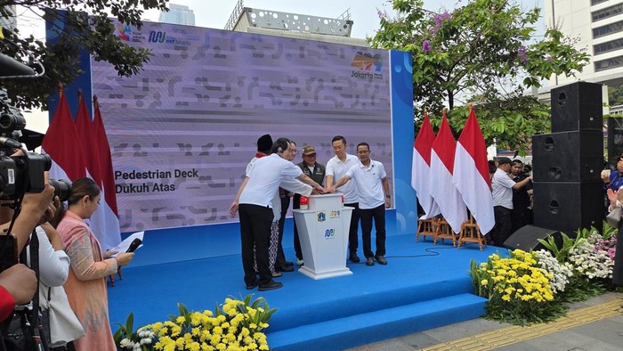 Gubernur DKI Jakarta Pramono Anung resmi mencanangkan pembangunan pedestrian deck atau jembatan donat di kawasan Dukuh Atas, Jakarta Pusat (Jakpus), Minggu (21/6/2026).