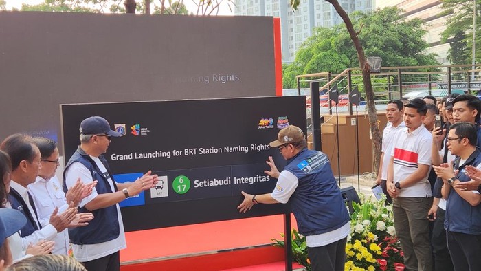 Pramono Anung meresmikan penamaan baru Halte Setiabudi di depan gedung KPK, Jalan HR Rasuna Said, Kuningan, Jakarta Selatan, Minggu (21/6/2026). Kini nama halte tersebut menjadi Halte Setiabudi Integritas.