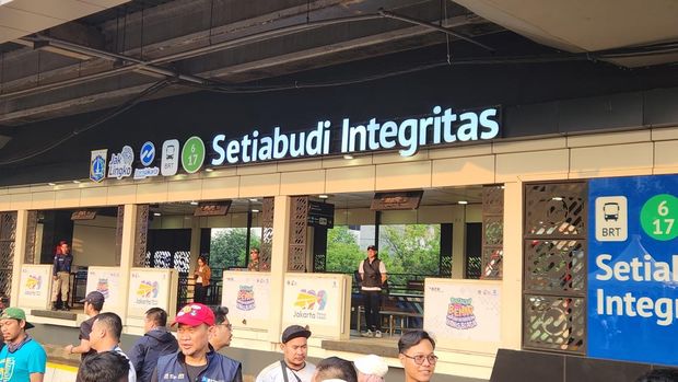 Gubernur DKI Jakarta Pramono Anung meresmikan penamaan baru Halte Setiabudi di depan gedung KPK, Jalan HR Rasuna Said, Kuningan, Jakarta Selatan, Minggu (21/6/2026). Kini nama halte tersebut menjadi Halte Setiabudi Integritas.