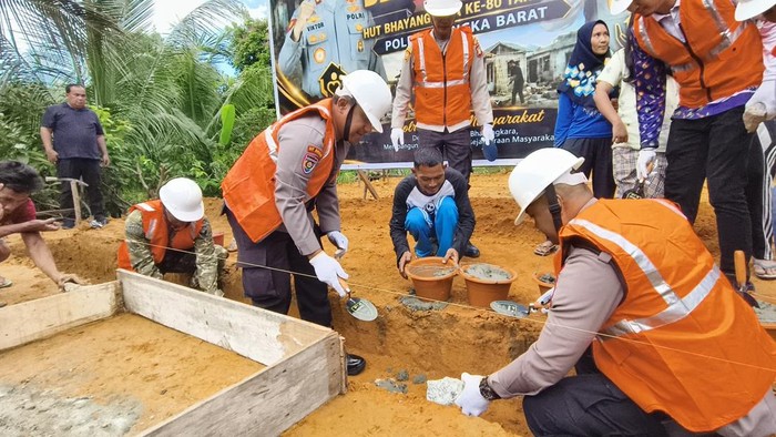 Proses peletakan batu pertama bedah rumah.