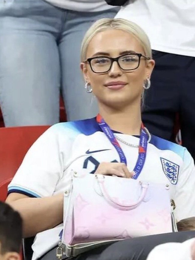 Sosok WAGs Viral Usai Usir Bintang Dewasa yang Ingin Foto Bareng Kekasihnya