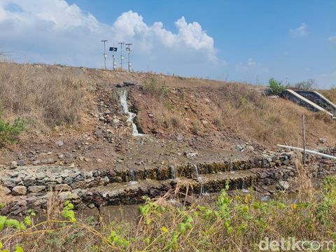 Rembesan air tanggul Lapindo Warga menyaksikan rembesan air pada tanggul penahan lumpur lapindo di titik 68