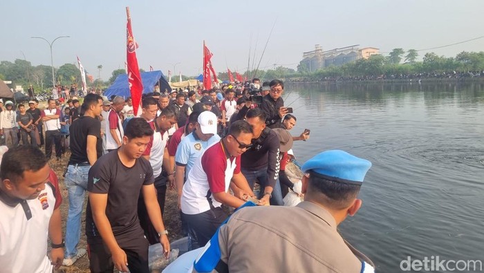 Ribuan pemancing dari berbagai daerah memadati kawasan Danau Puspemkab Serang, Kabupaten Serang
