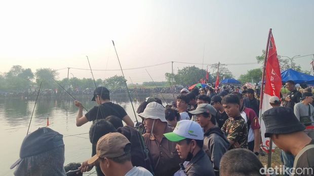 Ribuan pemancing dari beragam wilayah memadati area Danau Puspemkab Serang, Kabupaten Serang