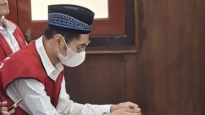 Rivaldy Adi Brata, Eks Supervisor Black Owl saat menjalani sidang dengan agenda dakwaan di PN Surabaya.