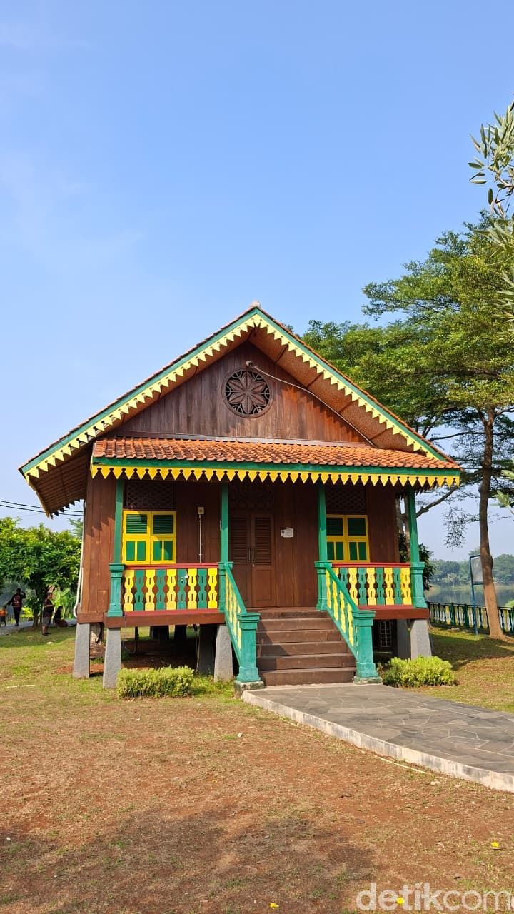 Rumah Adat Betawi Rumah Adat Betawi di Setu Babakan, Jakarta Selatan.