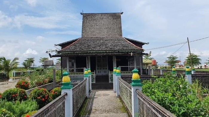 Rumah Bubungan Tinggi di Teluk Selong Ulu, Matapura Barat.