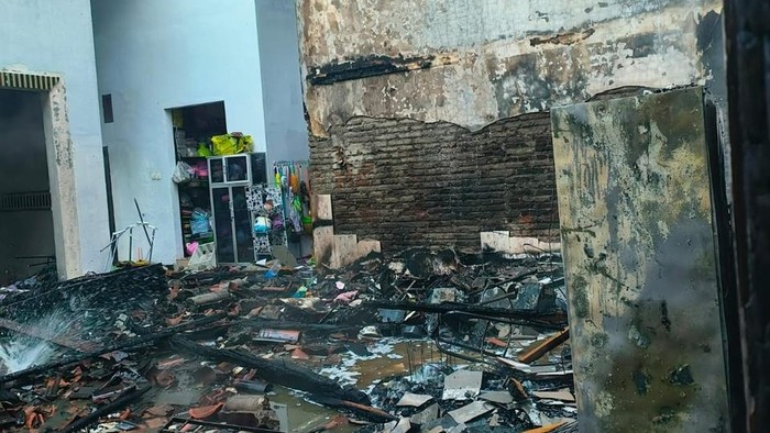 Rumah di Banyuwangi yang ludes terbakar gegara baterai motor listrik mengalami korsleting.
