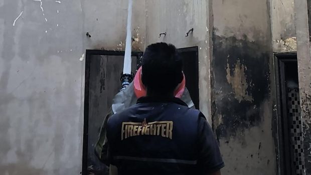 Rumah di Banyuwangi yang ludes terbakar gegara baterai motor listrik mengalami korsleting. Rumah di Banyuwangi yang ludes terbakar gegara baterai motor listrik mengalami korsleting.