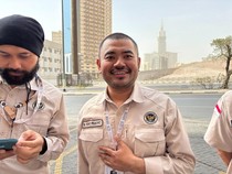 Saat Petugas Haji dan Jemaah Lansia Jadi Seperti Keluarga