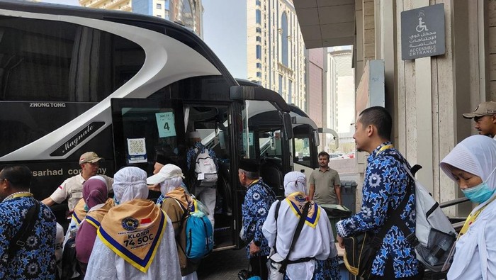 Saat Petugas Haji dan Jemaah Lansia Jadi Seperti Keluarga