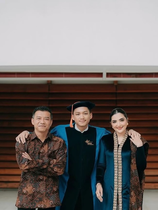 Melalui unggahan di akun Instagram @azriel_hermansyah, ia mengenang kembali masa lalu saat sebelum akhirnya bisa mencapai titik ini. Banyak orang bermimpi membuat orang tuanya bangga saat wisuda. Hari ini, saya mendapatkan lebih dari itu: saya bisa merasakan kebahagiaan wisuda bersama Papaku dan bundaku. Sebuah momen yang mengingatkan bahwa setiap pencapaian tidak pernah diraih sendirian. Terima kasih untuk semuanya @ashanty_ash @ananghijau 🖤, Instagram @azriel_hermansyah. Foto: Dok. Instagram @azriel_hermansyah.