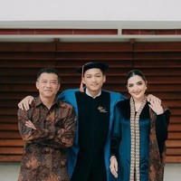 Melalui unggahan di akun Instagram @azriel_hermansyah, ia mengenang kembali masa lalu saat sebelum akhirnya bisa mencapai titik ini. Banyak orang bermimpi membuat orang tuanya bangga saat wisuda. Hari ini, saya mendapatkan lebih dari itu: saya bisa merasakan kebahagiaan wisuda bersama Papaku dan bundaku. Sebuah momen yang mengingatkan bahwa setiap pencapaian tidak pernah diraih sendirian. Terima kasih untuk semuanya @ashanty_ash @ananghijau 🖤, Instagram @azriel_hermansyah. Foto: Dok. Instagram @azriel_hermansyah.