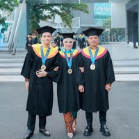 Gaya Kompak Anang, Ashanty dan Azriel Lulus Hingga Wisuda Bersama di Unair