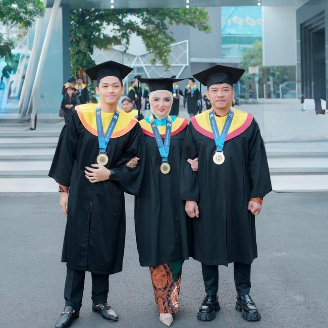 Gaya Kompak Anang, Ashanty dan Azriel Lulus Hingga Wisuda Bersama di Unair