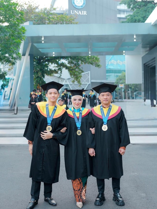 Gaya Kompak Anang, Ashanty dan Azriel Lulus Hingga Wisuda Bersama di Unair