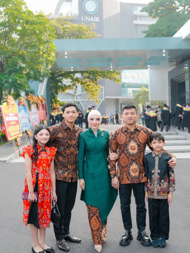 Momen wisuda bersama di Universitas Airlangga menjadi bersejarah. Anang Hermansyah berhasil meraih gelar Magister (S2) dari Program Studi Pengembangan Sumber Daya Manusia (PSDM). Sedangkan istrinya Dr. Asanti Hasuti, SOS.,M.M., lulus dari Program Doktor Sekolah Pascasarjana. Dan putra Anang dan Shanty, Azriel Akbar Hermansyah lulus dari Program Magister Ilmu Politik Fakultas Ilmu Sosial dan Ilmu Politik. Foto: Dok. Instagram @azriel_hermansyah.