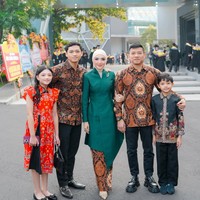 Momen wisuda bersama di Universitas Airlangga menjadi bersejarah. Anang Hermansyah berhasil meraih gelar Magister (S2) dari Program Studi Pengembangan Sumber Daya Manusia (PSDM). Sedangkan istrinya Dr. Asanti Hasuti, SOS.,M.M., lulus dari Program Doktor Sekolah Pascasarjana. Dan putra Anang dan Shanty, Azriel Akbar Hermansyah lulus dari Program Magister Ilmu Politik Fakultas Ilmu Sosial dan Ilmu Politik. Foto: Dok. Instagram @azriel_hermansyah.