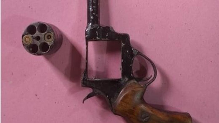 Senpira jenis revolver yang diserahkan warga ke polisi beserta amunisinya