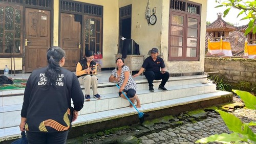 Petugas sensus ekonomi 2026 tengah mendata warga pelaku usaha di Kecamatan Banjarangkan, Klungkung, Minggu (21/6/2026).