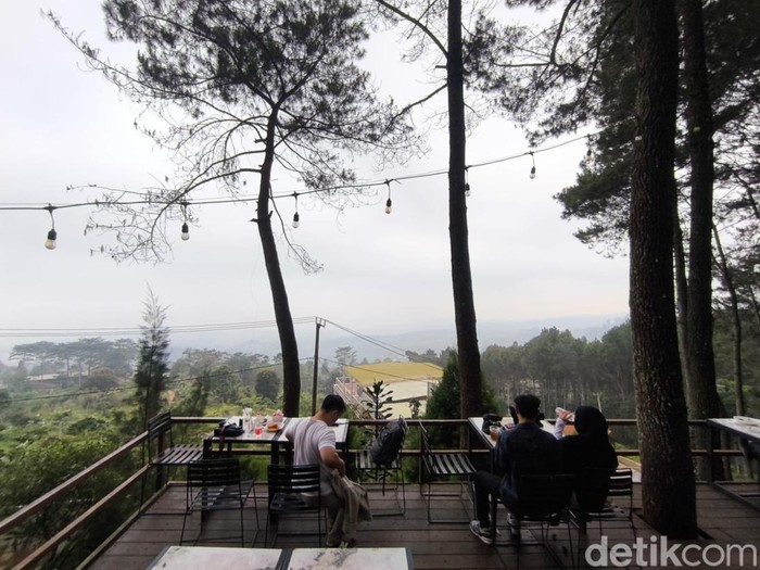 Suasana Sagof Cafe and Eatery Talaga Surian, Kuningan