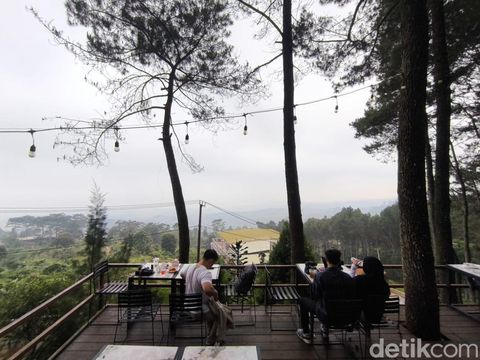 Suasana Sagof Cafe and Eatery Talaga Surian, Kuningan Suasana Sagof Cafe and Eatery Talaga Surian, Kuningan