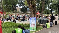 Libur Sekolah, Driver Ojol Bawa Anak Main ke Taman Bendera Pusaka