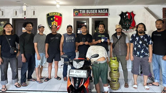 Tersangka dan barang bukti yang berhasil diamankan polisi.