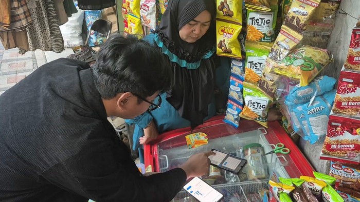 Tim pengabdian masyarakat mendampingi Warung UB Abror menggunakan SI-Stock berbasis Voice User Interface (VUI) untuk mendukung pengelolaan persediaan warung.