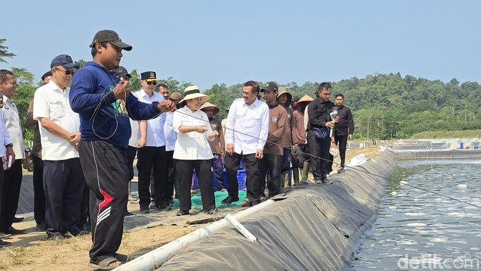 Titiek tinjau tambak udang di Nusakambangan