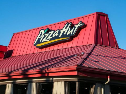 Toko Pizza Hut yang menggunakan atap merah. Toko Pizza Hut yang menggunakan atap merah.