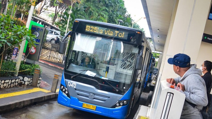 Transjakarta rute B25 melintas