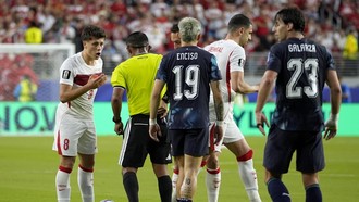 Momen Pemain Paraguay 'Colong' Jam Tangan Wasit di Lapangan