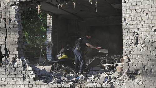 A police officer and a rescuer remove debris at the site of an administrative building that was hit by a Russian airstrike, amid Russias attack on Ukraine, in Zaporizhzhia, Ukraine, June 20, 2026. REUTERS/Stringer