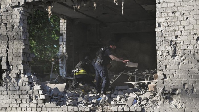 Foto: Dampak serangan Rusia di Zaporizhzhia, Ukraina (REUTERS/Stringer)