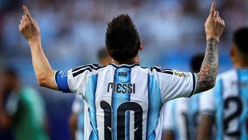 Persaingan memperebutkan gelar top skor Piala Dunia 2026 semakin memanas setelah striker Jerman, Deniz Undav, sukses menyamai catatan gol Lionel Messi dan Jonathan David. Penyerang berusia 29 tahun itu tampil sebagai pahlawan kemenangan Jerman saat menaklukkan Pantai Gading 2-1 dalam laga Grup E di BMO Field, Toronto, Minggu (21/6/2026) dini hari WIB. REUTERS