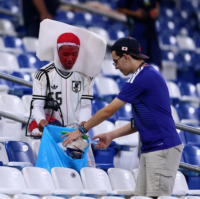 Usai Jepang Bantai Tunisia 4-0, Suporter Kompak Pungut Sampah di Stadion