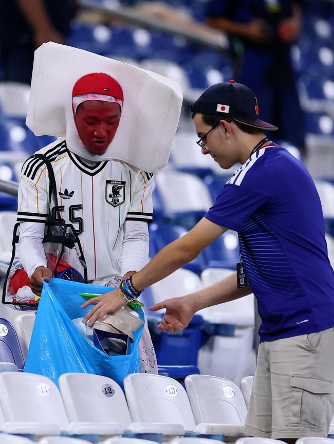 Usai Jepang Bantai Tunisia 4-0, Suporter Kompak Pungut Sampah di Stadion